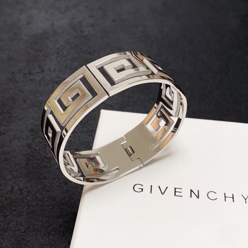 GIVENCHY